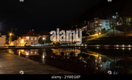 Paysages de la ville de Bergen de nuit, Norvège. Toutes saisons. Banque D'Images