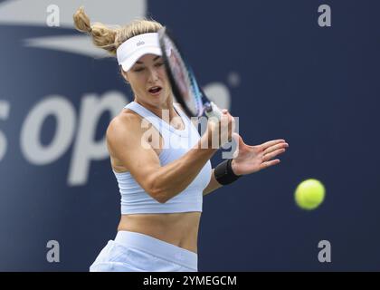 La joueuse de tennis russe Anna Kalinskaya en action aux US Open 2024 Championships, Billie Jean King Tennis Center, Queens, New York, États-Unis. Banque D'Images