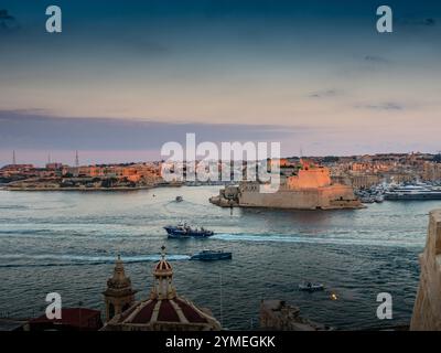 Vue des trois villes et du Grand Port au coucher du soleil depuis la Valette, Malte 2024 Banque D'Images