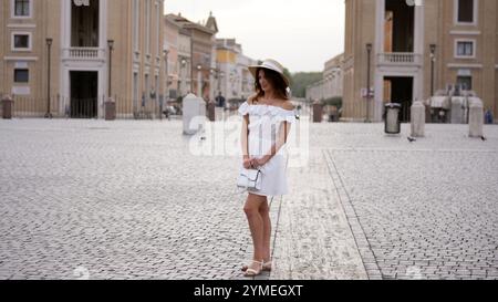 Femme gracieuse en White Outfit à la fontaine Peters Square Banque D'Images