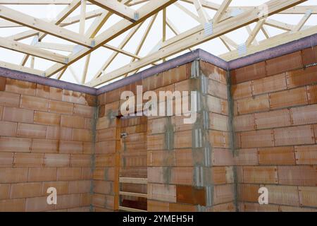 Vue de dessous de la ferme de toit d'une maison en construction Banque D'Images