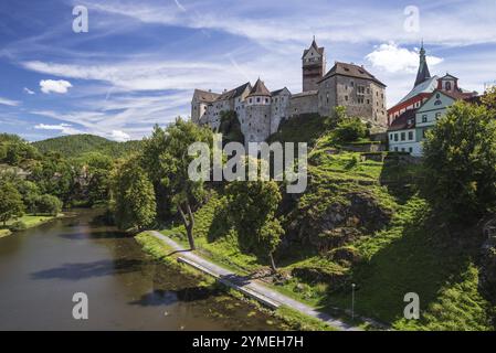 Château Loket, République tchèque. Vue panoramique sur la rivière. Banque D'Images