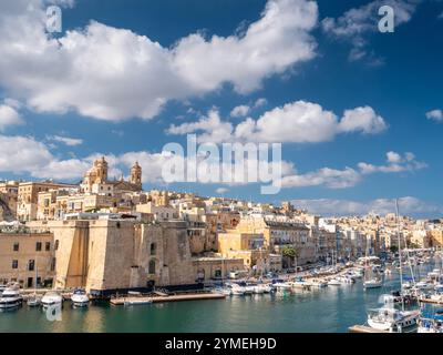 Yachts au front de mer de Senglea, la Valette, Malte 2024 Banque D'Images