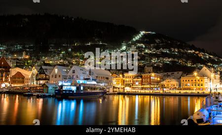 Paysages de la ville de Bergen sous la neige, Norvège. Heure d'hiver. Banque D'Images