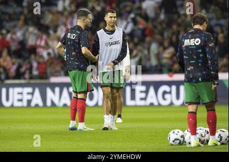 Match de football, Cristiano RONALDO CR7 Portugal centre perplexe de parler à ses coéquipiers lors de l'échauffement d'avant-match, Estadio do Dragao, Porto, Portugal, Euro Banque D'Images