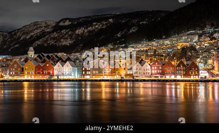 Paysages de la ville de Bergen sous la neige, Norvège. Heure d'hiver. Banque D'Images