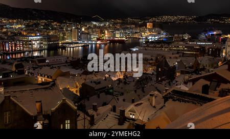 Paysages de la ville de Bergen sous la neige, Norvège. Heure d'hiver. Banque D'Images