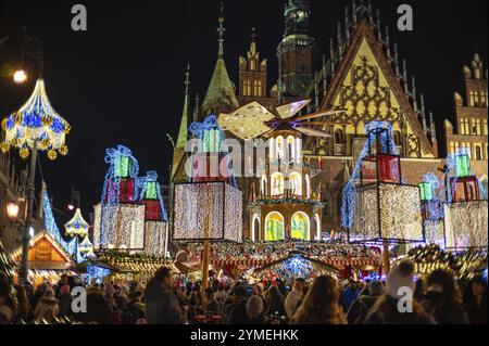 WROCLAW, POLOGNE - 24 NOVEMBRE 2023 : foire traditionnelle de Noël appelé Jarmark Bozonarodzeniowy sur la place du marché. Banque D'Images