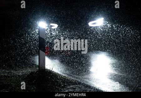 21 novembre 2024, Bavière, Münsing : une voiture roule sur une route dans la neige. Photo : Sven Hoppe/dpa Banque D'Images