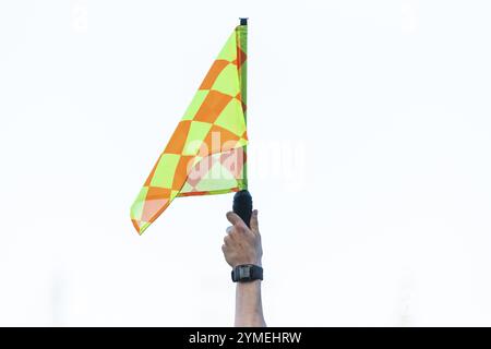 Drapeau levé par l'assistant de l'arbitre de football Banque D'Images