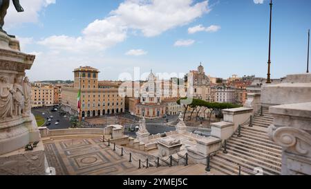 Vue panoramique sur la Piazza Venezia et l'architecture historique de Rome Banque D'Images