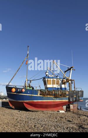 Hastings, East Sussex, Royaume-Uni, 12 février. Vue d'un bateau de pêche sur la plage de Hastings, East Sussex, le 12 février 2024 Banque D'Images