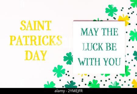 Fond blanc avec un fond jaune et vert avec un trèfle vert et une étoile jaune. Les mots Saint Patrick sont écrits en jaune sur le Banque D'Images