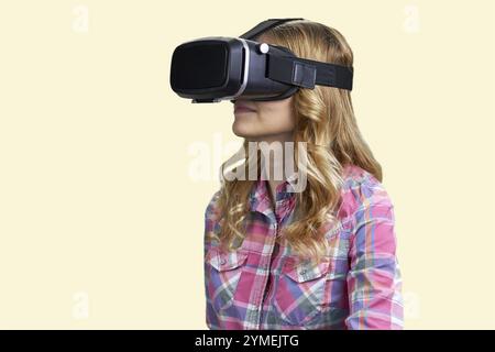 Portrait d'une jeune femme en casque de réalité virtuelle. Isolé sur fond blanc Banque D'Images
