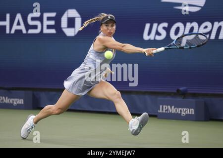 La joueuse de tennis Yulia Putintseva du Kazakhstan en action aux US Open 2024 Championships, Billie Jean King Tennis Center, Queens, New York, États-Unis, Nort Banque D'Images