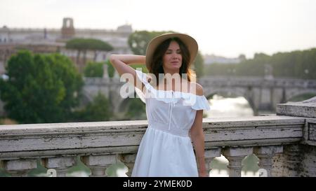 Scène romantique : femme admirant le Tibre de Rome et le pont emblématique Banque D'Images