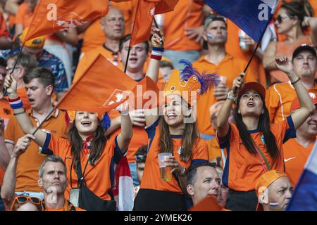 BERLIN, ALLEMAGNE - 6 JUILLET 2024 : match quart de finale de l'Euro 2024 Nederlands vs Turquie (Turkiye) 2:1. Joy partisans de Nederlands. Banque D'Images