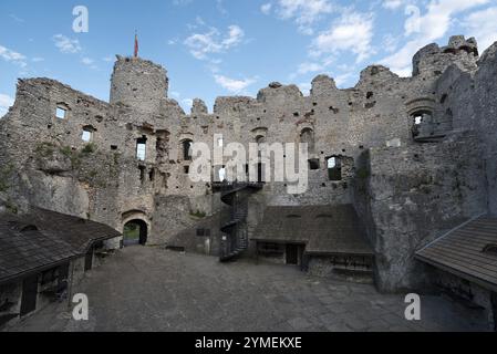 Les ruines de Ogrodzieniec, Pologne. Ogrodzieniec est l'un des châteaux médiévaux sur la piste des nids des aigles Banque D'Images