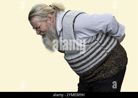 Portrait d'un vieil homme âgé souffrant de mal de dos. Isolé sur fond blanc Banque D'Images