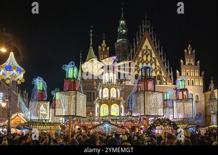 WROCLAW, POLOGNE - 24 NOVEMBRE 2023 : foire traditionnelle de Noël appelé Jarmark Bozonarodzeniowy sur la place du marché. Banque D'Images