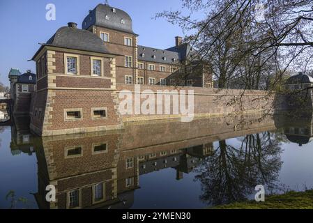 Vue sur le château tranquille avec des murs de briques réfléchis dans l'eau sous le ciel bleu, ahaus, muensterland, allemagne Banque D'Images