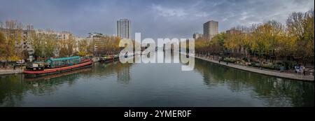 Paris, France - 11 11 2024 : canal de l'Ourcq. Vue panoramique sur le bassin de la Villette aux couleurs du printemps Banque D'Images