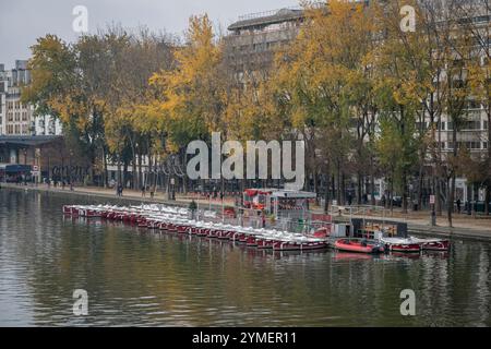 Paris, France - 11 11 2024 : canal de l'Ourcq. Vue panoramique sur le bassin de la Villette aux couleurs du printemps Banque D'Images