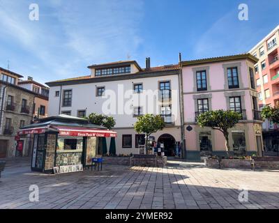 Kiosque à journaux sur la Plaza de la Reina María Cristina (place) dans la vieille ville de Ribadesella, Asturies, Espagne Banque D'Images