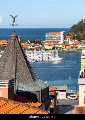 Une vieille girouette domine la ville de Ribadesella avec le port de plaisance et le Silken Gran Hotel del Sella en arrière-plan, Asturies, Espagne Banque D'Images