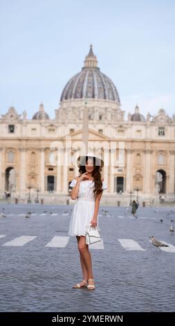 Femme gracieuse en White Outfit admirant la place Peter Square, Cité du Vatican Banque D'Images