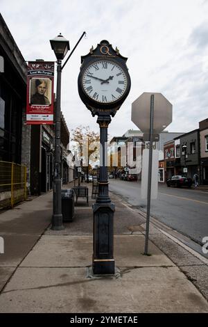 La tour de l'horloge Q Downtown District dans Queen Street District à Niagara Falls, Ontario, Canada Banque D'Images