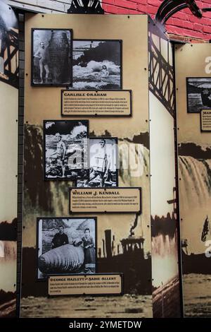 Carlisle Graham, William J. Kendall, George Hazlett et Sadie Allent signent à Daredevil Alley dans le district de Queen Street, Niagara Falls, Ontario, Canada Banque D'Images