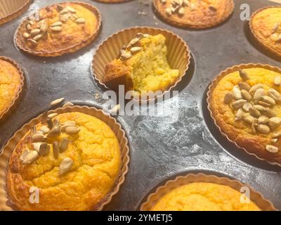 muffins salés, cupcakes salés, cupcakes aux lentilles rouges, muffins aux lentilles rouges, aliments sains, cuisine maison, petit déjeuner maison, cuisson maison, plaque de cuisson Banque D'Images