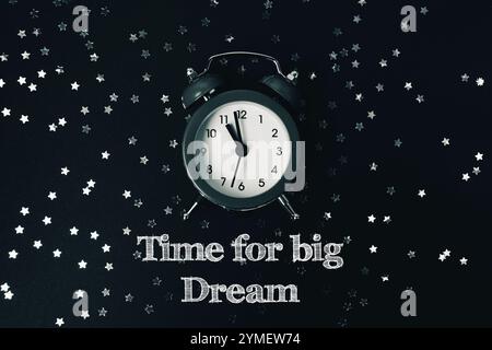 Photo en noir et blanc d'une horloge avec les mots Time for Big Dream écrits en dessous Banque D'Images