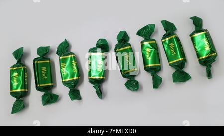 Caramels de menthe emballés sans marque sur un fond blanc Banque D'Images