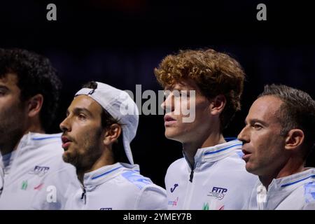 Malaga, Espagne. 21 novembre 2024. Jannik Sinner de l'équipe italienne vue en action lors des quarts de finale de la Coupe Davis finale 8 match en simple Martin Carpena Arena. (Photo de Vicente Vidal Fernandez/Sipa USA) crédit : Sipa USA/Alamy Live News Banque D'Images