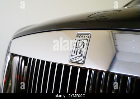 Derby, Royaume-Uni - 17 novembre 2024 : Rolls Royce emblématique RR badge sur un wraith noir Banque D'Images