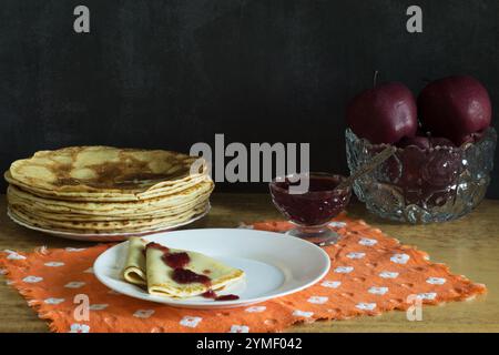 crêpes avec de la confiture et une assiette avec des crêpes sur la table Banque D'Images