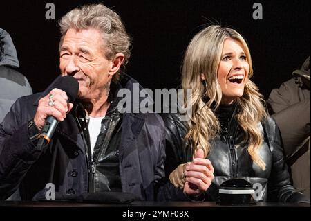 Hanovre, Allemagne. 21 novembre 2024. Le chanteur Peter Maffay et son épouse Hendrikje Balsmeye ouvrent le « jardin de Noël de Hanovre ». Un chemin circulaire de près de deux kilomètres de long est décoré de nombreuses illuminations au zoo d'aventure de Hannover. Crédit : Alicia Windzio/dpa/Alamy Live News Banque D'Images