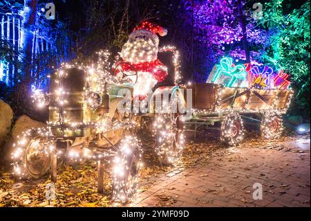 Hanovre, Allemagne. 21 novembre 2024. Une installation lumineuse en forme de Père Noël sur un tracteur, prise dans le 'jardin de Noël de Hanovre'. Un chemin circulaire de près de deux kilomètres de long est décoré de nombreuses illuminations au zoo d'aventure de Hannover. Crédit : Alicia Windzio/dpa/Alamy Live News Banque D'Images