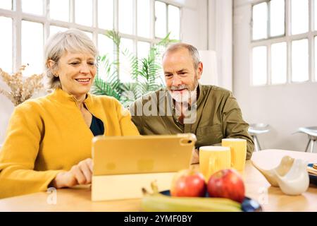 Happy senior couple at home Banque D'Images