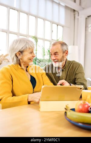 Happy senior couple at home Banque D'Images