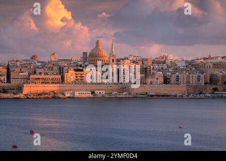 La Valette, Malte. Image de paysage urbain de la vieille ville historique de la Valette, Malte au coucher du soleil d'automne spectaculaire. Banque D'Images