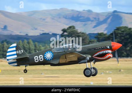 Curtiss P-40 Warhawk, avion de chasse de la seconde guerre mondiale avec bouche de requin, à l'aérodrome de Hood, Masterton, Nouvelle-Zélande. Ailes au-dessus du spectacle aérien de Wairarapa Banque D'Images