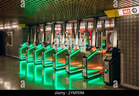 Milan, Italie - 20 août 2024 : tourniquets à l'entrée du métro de Milan Banque D'Images