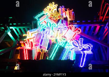 Hanovre, Allemagne. 21 novembre 2024. Une installation lumineuse sous la forme de cadeaux colorés, pris dans le 'jardin de Noël Hannover'. Un chemin circulaire de près de deux kilomètres de long est décoré de nombreuses illuminations au zoo d'aventure de Hannover. Crédit : Alicia Windzio/dpa/Alamy Live News Banque D'Images