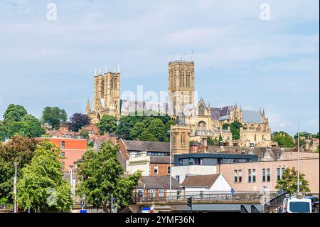 Une vue de Brayford Pool vers la cathédrale de Lincoln, Lincolnshire en été Banque D'Images