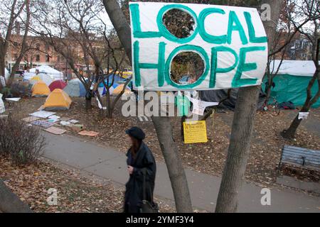 Toronto, Ontario / Canada - 20 novembre 2011 : signez dans les Tent Cities dans le parc public du centre-ville de Toronto pour les sans-abri Banque D'Images