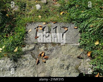 Escaliers avec les années de la première Guerre mondiale inscrites sur them1917 - les marches avec les années inscrites de la première Guerre mondiale nous ramènent dans le temps. Banque D'Images