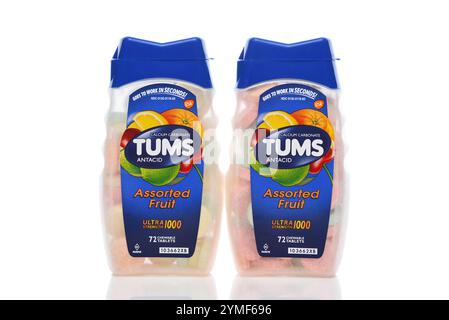 IRVINE, CALIFORNIE - 19 nov 2024 : deux bouteilles de comprimés antiacides TUMS Ultra 1000. Banque D'Images